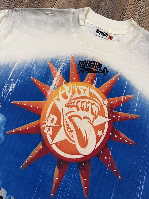 编号517    批70  RoughPlay Champion T-Shirt 2026美国洛杉矶最新街头潮牌白墨直喷烫钻洗水做旧短袖T恤 码数：S  M  L  XL