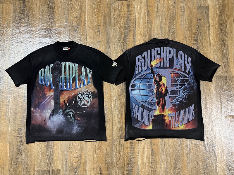 编号516    批72   RoughPlay Champion T-Shirt 2026美国洛杉矶最新街头潮牌白墨直喷烫钻洗水做旧短袖T恤 码数：S  M  L  XL