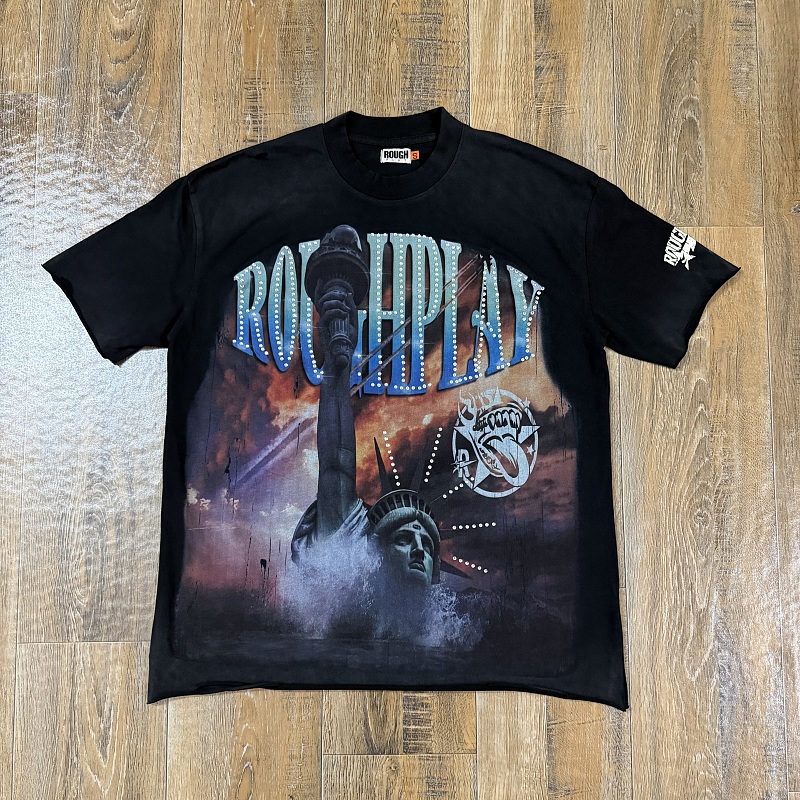 编号516    批72   RoughPlay Champion T-Shirt 2026美国洛杉矶最新街头潮牌白墨直喷烫钻洗水做旧短袖T恤 码数：S  M  L  XL
