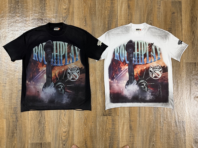 编号516    批72   RoughPlay Champion T-Shirt 2026美国洛杉矶最新街头潮牌白墨直喷烫钻洗水做旧短袖T恤 码数：S  M  L  XL