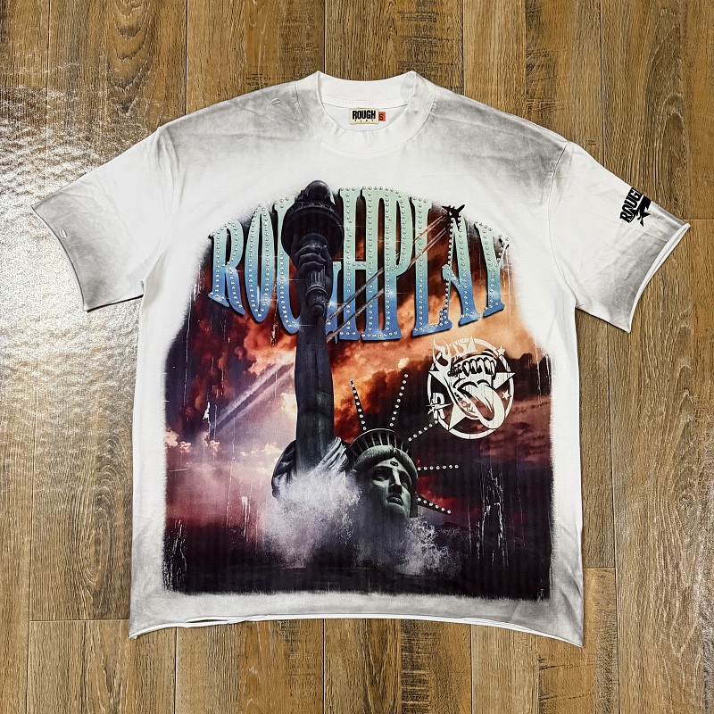 编号516    批72   RoughPlay Champion T-Shirt 2026美国洛杉矶最新街头潮牌白墨直喷烫钻洗水做旧短袖T恤 码数：S  M  L  XL