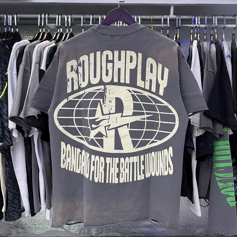 编号R065，批67，RoughPlay Rock手势吉他印花烫钻设计破洞做旧洗水短袖T恤