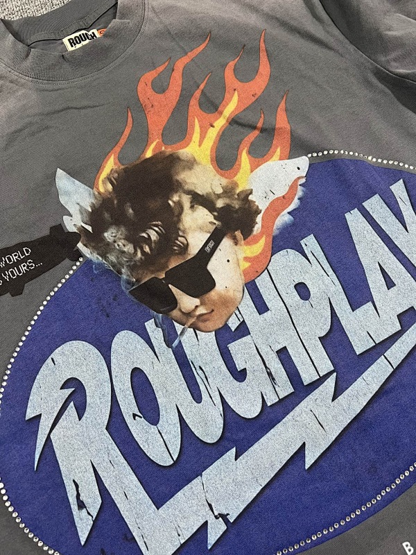 编号511    批67   RoughPlay Champion T-Shirt 2026美国洛杉矶最新街头潮牌白墨直喷烫钻洗水做旧短袖T恤 码数：S  M  L  XL