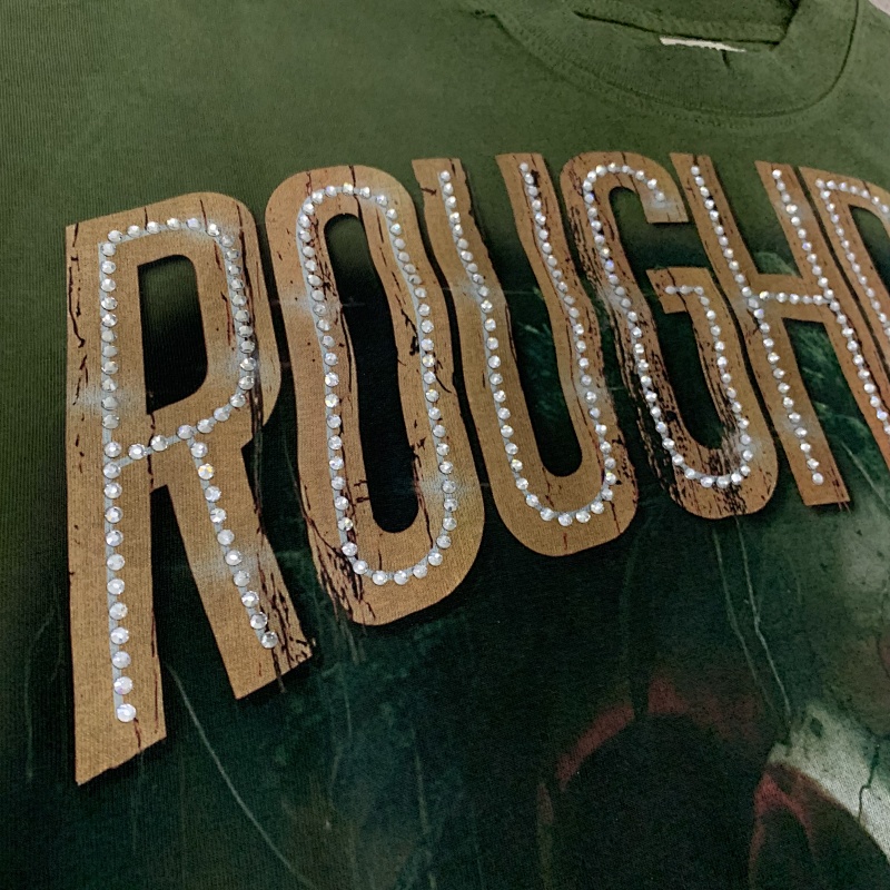 R121# P65 RoughPlay Island T-Shirt (OLIVE) 2026ss最新美国潮牌白墨直喷烫钻短袖T恤