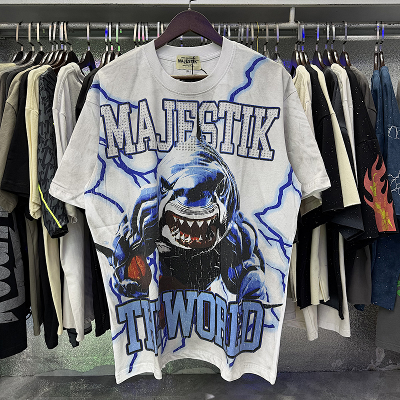 编号MA018，批67，MAJESTIK The World Shark Graphic烫钻做旧短袖