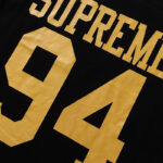 3034 p80 Supreme SS25 WEEK8 Split S/S Football Top 拼接图案罗纹圆领短袖美式潮流足球衣 男女同款 黑色 smlxl