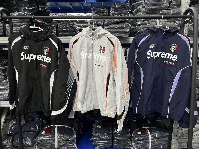 6607 p150Supreme SS22 Week 11 x umbro/茵宝 联名款 Track Jacket 连帽美式潮流夹克黑色 灰色 藏青色 SMLXL尺码 S M L XL