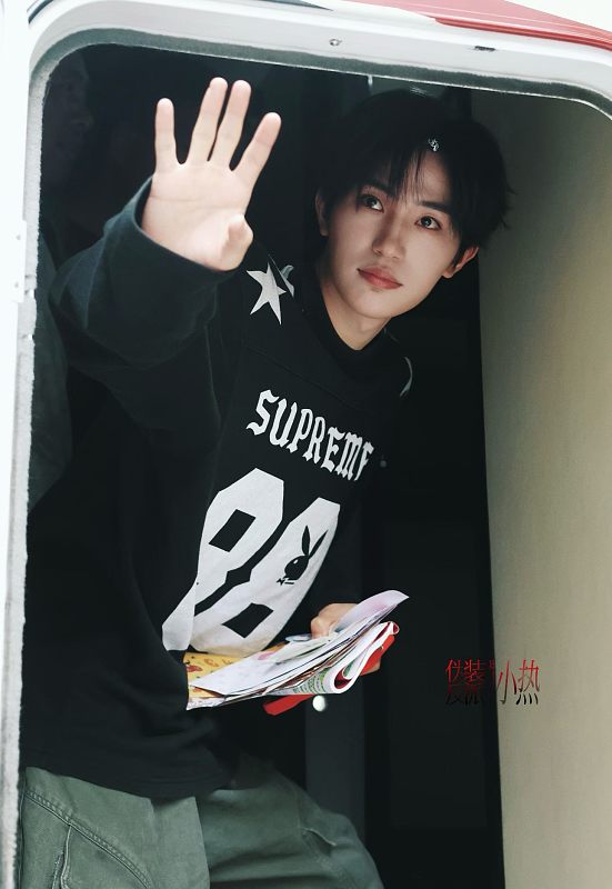 P65-9098# Supreme 联名款SS26  88号兔子圆领长袖  黑色、白色 S-XL