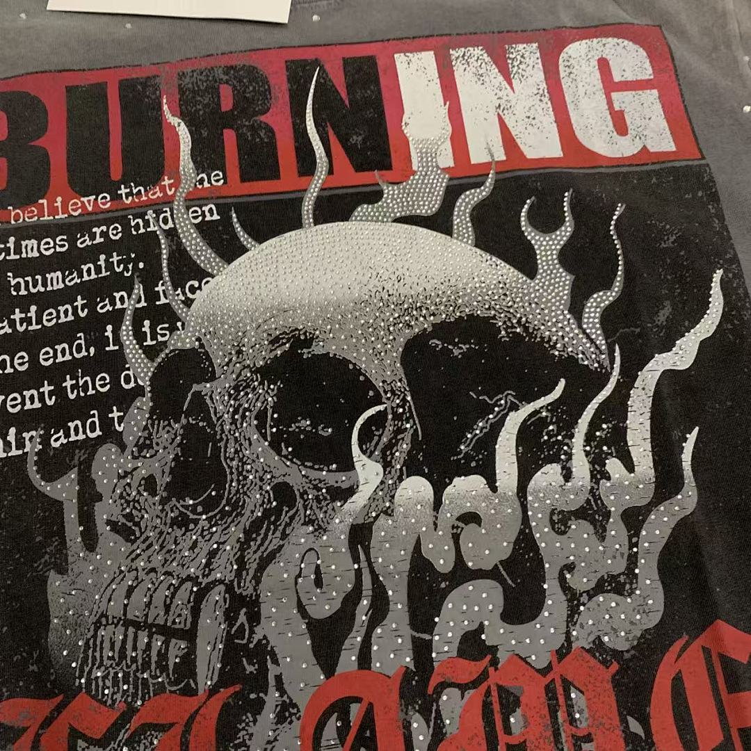 F506# P68(白色） P70(灰色) FIRST ROW BREAKING NEWS BURNING FLAMES CROPPED TEE时尚烫钻潮牌短袖