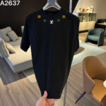 P90 高品质 LV 26ss新款刺绣工艺logo字母短袖 重工艺 面料- 采用270克双股精梳棉面料.索罗纳螺纹订织订染国标一级面料 辅料：官网原版三标logo 尺码： S - XXL 颜色：白色 黑色 荣光绿