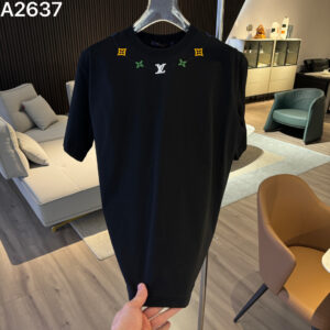 P90 高品质 LV 26ss新款刺绣工艺logo字母短袖 重工艺 面料- 采用270克双股精梳棉面料.索罗纳螺纹订织订染国标一级面料 辅料：官网原版三标logo 尺码： S - XXL 颜色：白色 黑色 荣光绿