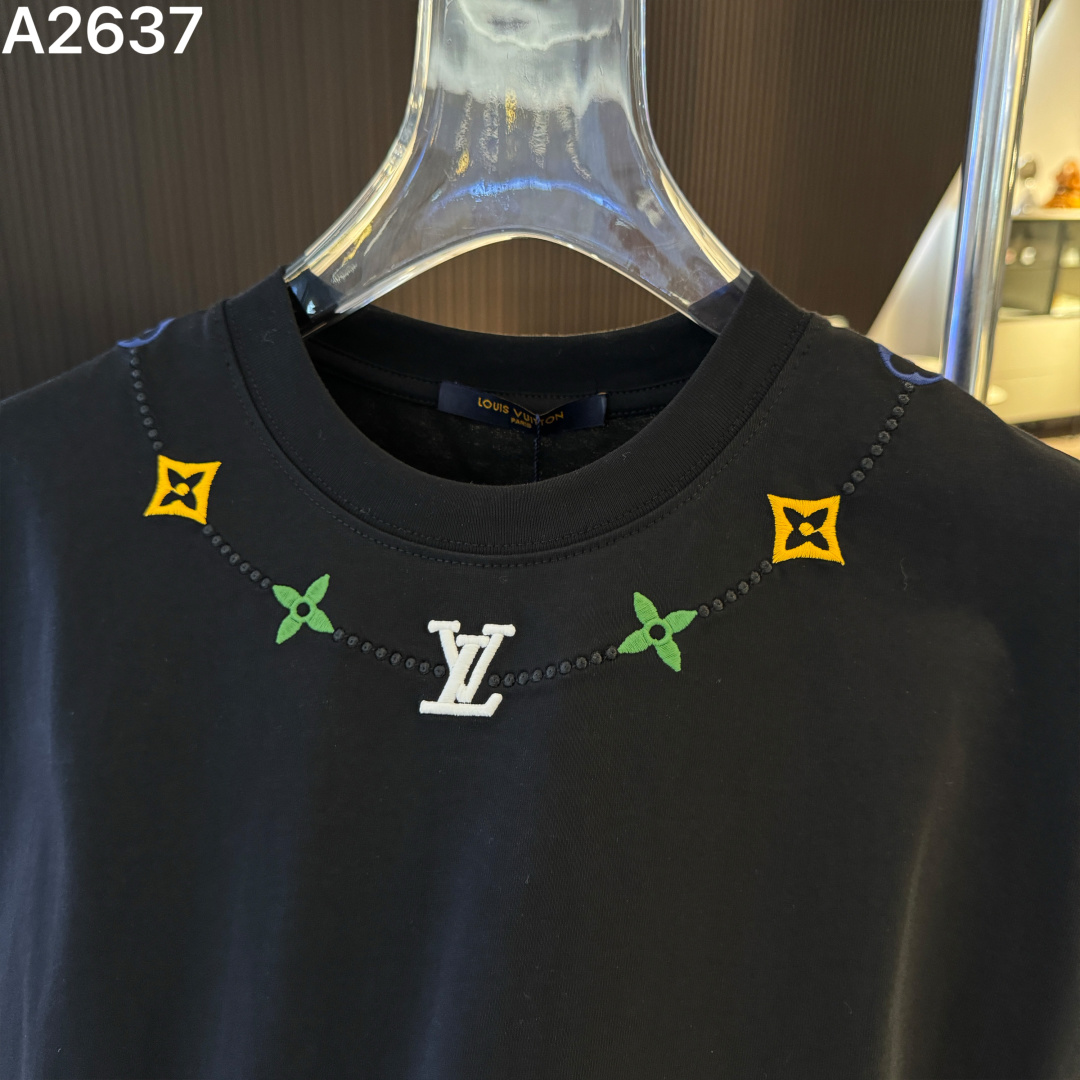 P90 高品质 LV 26ss新款刺绣工艺logo字母短袖 重工艺 面料- 采用270克双股精梳棉面料.索罗纳螺纹订织订染国标一级面料 辅料：官网原版三标logo 尺码： S - XXL 颜色：白色 黑色 荣光绿