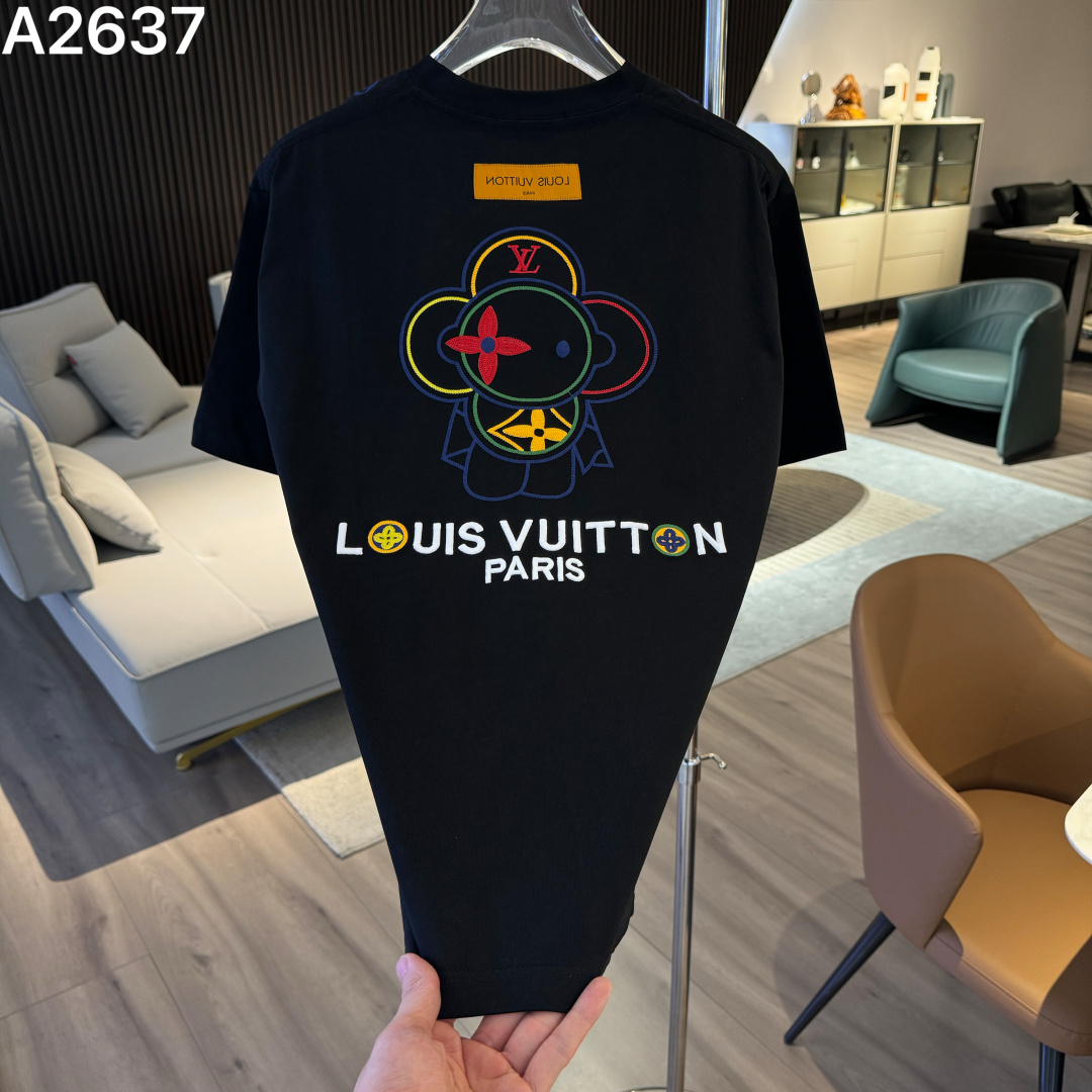 P90 高品质 LV 26ss新款刺绣工艺logo字母短袖 重工艺 面料- 采用270克双股精梳棉面料.索罗纳螺纹订织订染国标一级面料 辅料：官网原版三标logo 尺码： S - XXL 颜色：白色 黑色 荣光绿