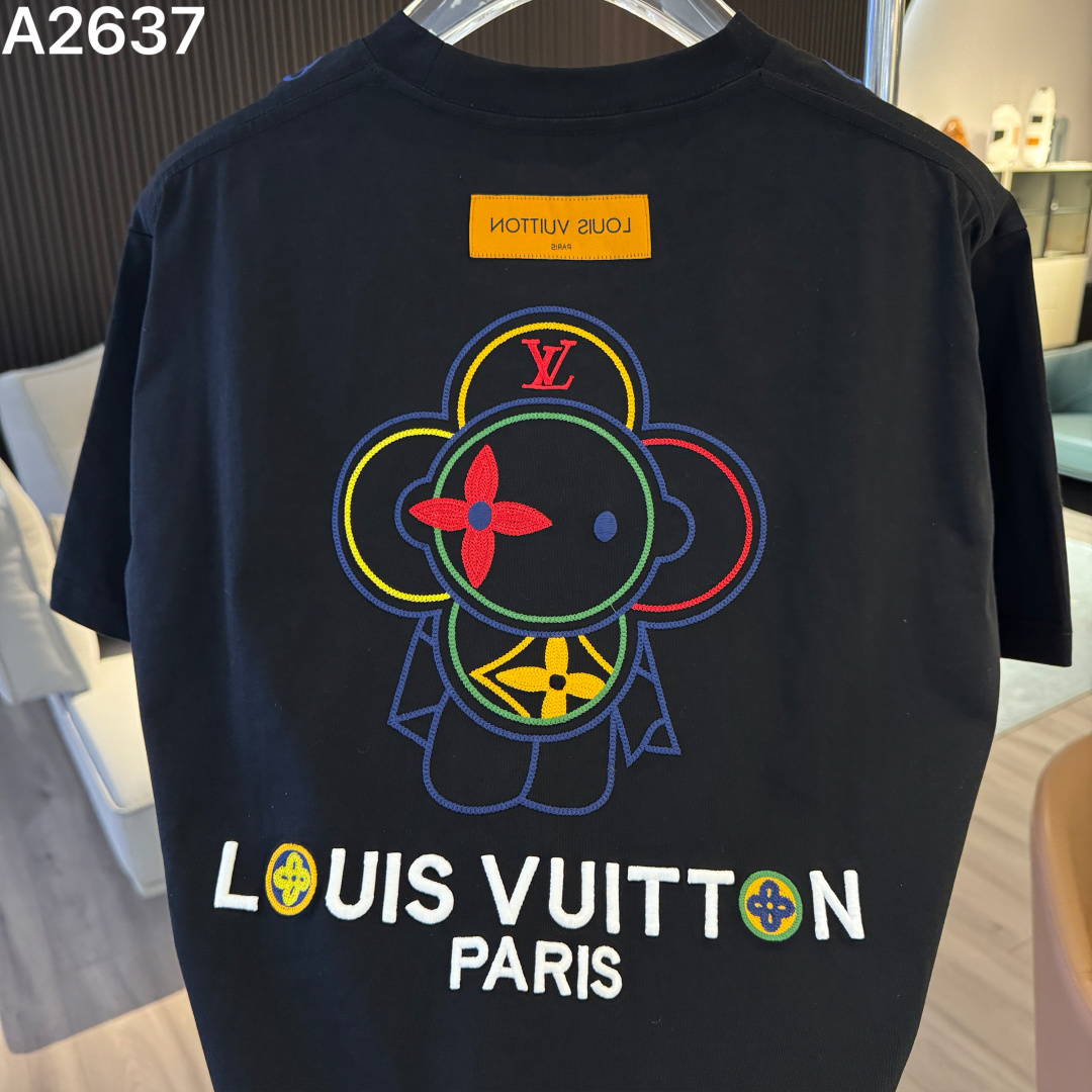 P90 高品质 LV 26ss新款刺绣工艺logo字母短袖 重工艺 面料- 采用270克双股精梳棉面料.索罗纳螺纹订织订染国标一级面料 辅料：官网原版三标logo 尺码： S - XXL 颜色：白色 黑色 荣光绿