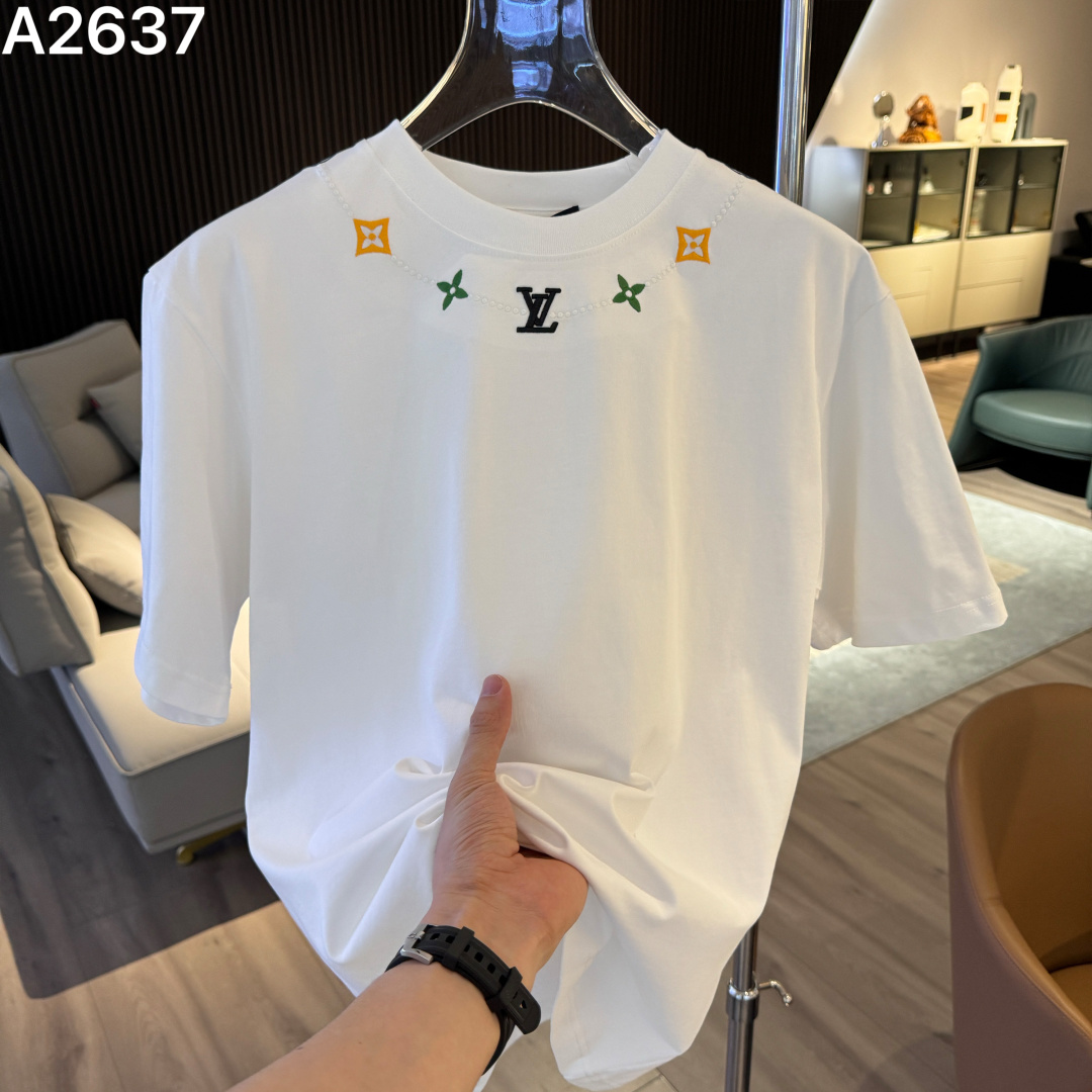 P90 高品质 LV 26ss新款刺绣工艺logo字母短袖 重工艺 面料- 采用270克双股精梳棉面料.索罗纳螺纹订织订染国标一级面料 辅料：官网原版三标logo 尺码： S - XXL 颜色：白色 黑色