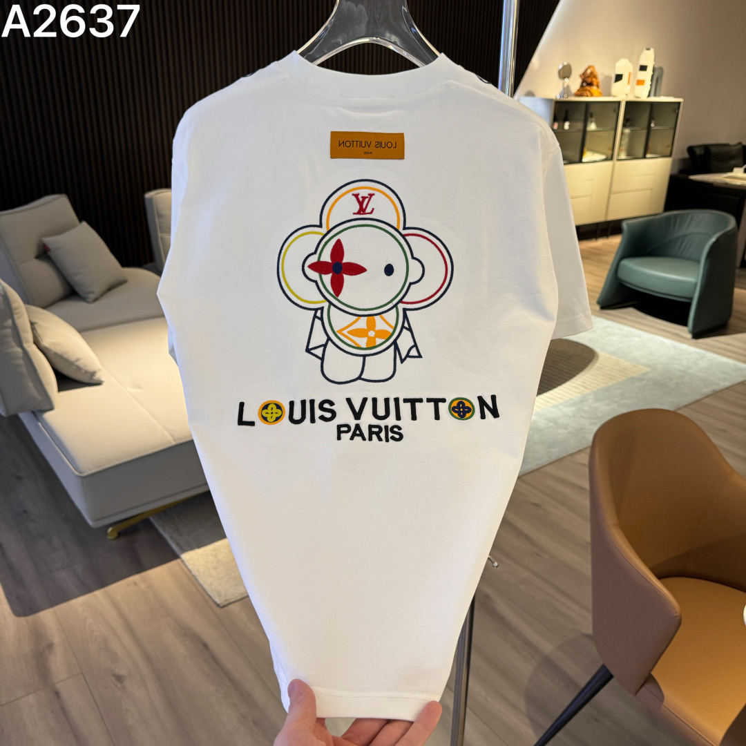 P90 高品质 LV 26ss新款刺绣工艺logo字母短袖 重工艺 面料- 采用270克双股精梳棉面料.索罗纳螺纹订织订染国标一级面料 辅料：官网原版三标logo 尺码： S - XXL 颜色：白色 黑色