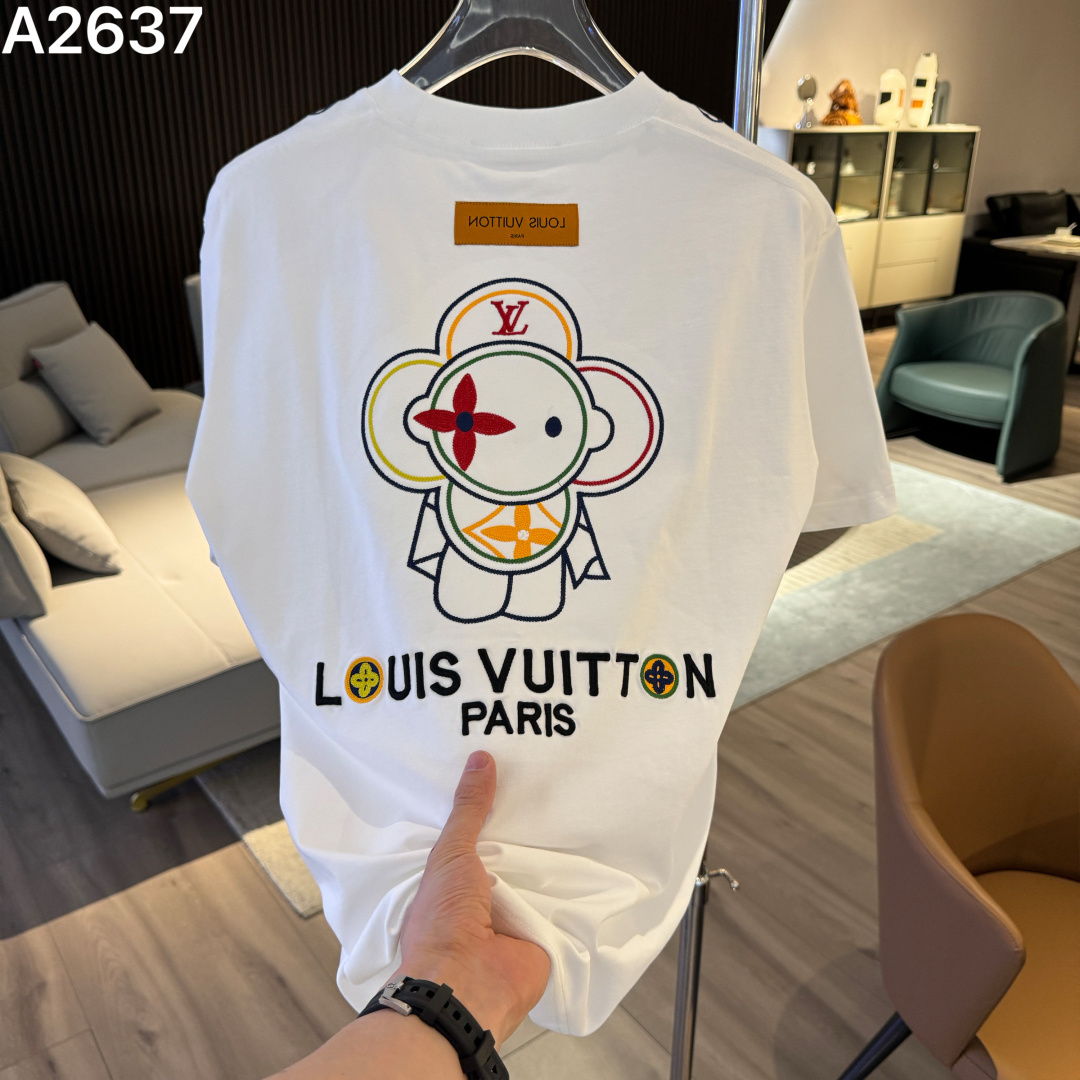 P90 高品质 LV 26ss新款刺绣工艺logo字母短袖 重工艺 面料- 采用270克双股精梳棉面料.索罗纳螺纹订织订染国标一级面料 辅料：官网原版三标logo 尺码： S - XXL 颜色：白色 黑色