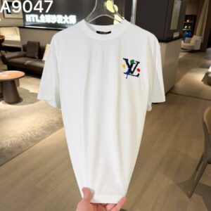 P90 高品质 LV 26ss新款刺绣工艺logo字母短袖 重工艺 面料- 采用270克双股精梳棉面料.索罗纳螺纹订织订染国标一级面料 辅料：官网原版三标logo 尺码： S - XXL 颜色：白色 黑色 荣光绿