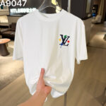 P90 高品质 LV 26ss新款刺绣工艺logo字母短袖 重工艺 面料- 采用270克双股精梳棉面料.索罗纳螺纹订织订染国标一级面料 辅料：官网原版三标logo 尺码： S - XXL 颜色：白色 黑色 荣光绿