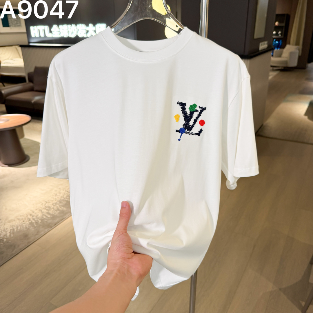 P90 高品质 LV 26ss新款刺绣工艺logo字母短袖 重工艺 面料- 采用270克双股精梳棉面料.索罗纳螺纹订织订染国标一级面料 辅料：官网原版三标logo 尺码： S - XXL 颜色：白色 黑色 荣光绿