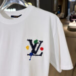 P90 高品质 LV 26ss新款刺绣工艺logo字母短袖 重工艺 面料- 采用270克双股精梳棉面料.索罗纳螺纹订织订染国标一级面料 辅料：官网原版三标logo 尺码： S - XXL 颜色：白色 黑色 荣光绿