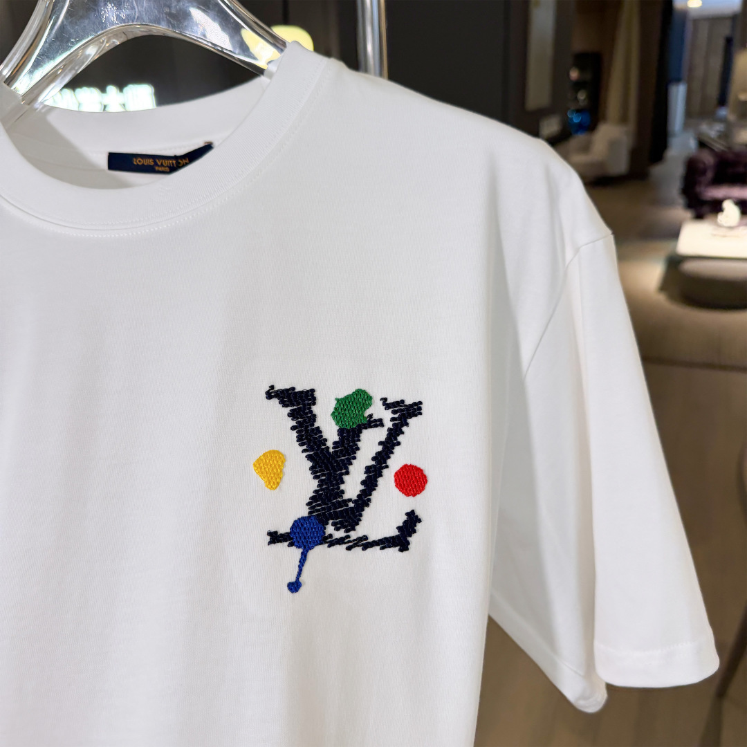 P90 高品质 LV 26ss新款刺绣工艺logo字母短袖 重工艺 面料- 采用270克双股精梳棉面料.索罗纳螺纹订织订染国标一级面料 辅料：官网原版三标logo 尺码： S - XXL 颜色：白色 黑色 荣光绿