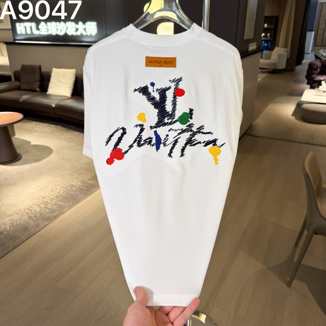 P90 高品质 LV 26ss新款刺绣工艺logo字母短袖 重工艺 面料- 采用270克双股精梳棉面料.索罗纳螺纹订织订染国标一级面料 辅料：官网原版三标logo 尺码： S - XXL 颜色：白色 黑色 荣光绿