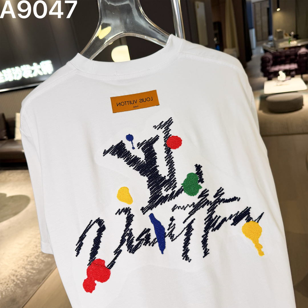 P90 高品质 LV 26ss新款刺绣工艺logo字母短袖 重工艺 面料- 采用270克双股精梳棉面料.索罗纳螺纹订织订染国标一级面料 辅料：官网原版三标logo 尺码： S - XXL 颜色：白色 黑色 荣光绿