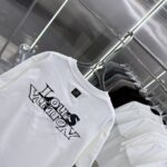 P85 1V 2026秋冬新款重磅360克 重叠字母logo绣花 圆领短袖t恤 上身超舒服🔥男女同款 S M L XL XXL 五个码 黑色 白色 花灰
