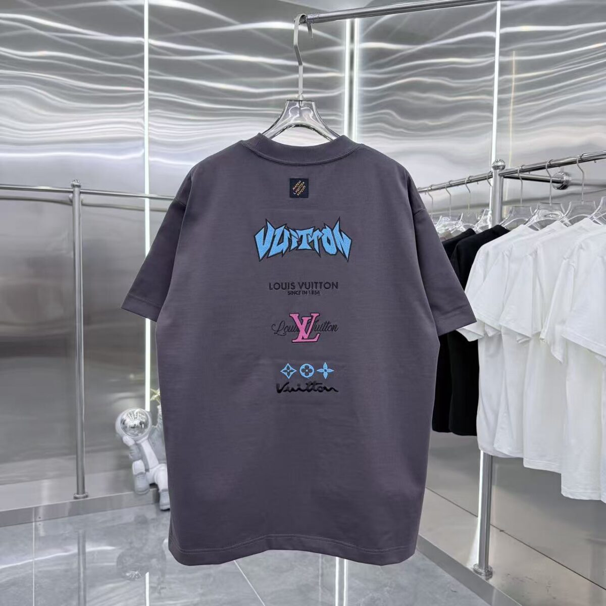 P85 1V 2026秋冬新款重磅360克 logo绣花 圆领短袖t恤 上身超舒服🔥男女同款 S M L XL XXL 五个码 黑色 白色 灰色