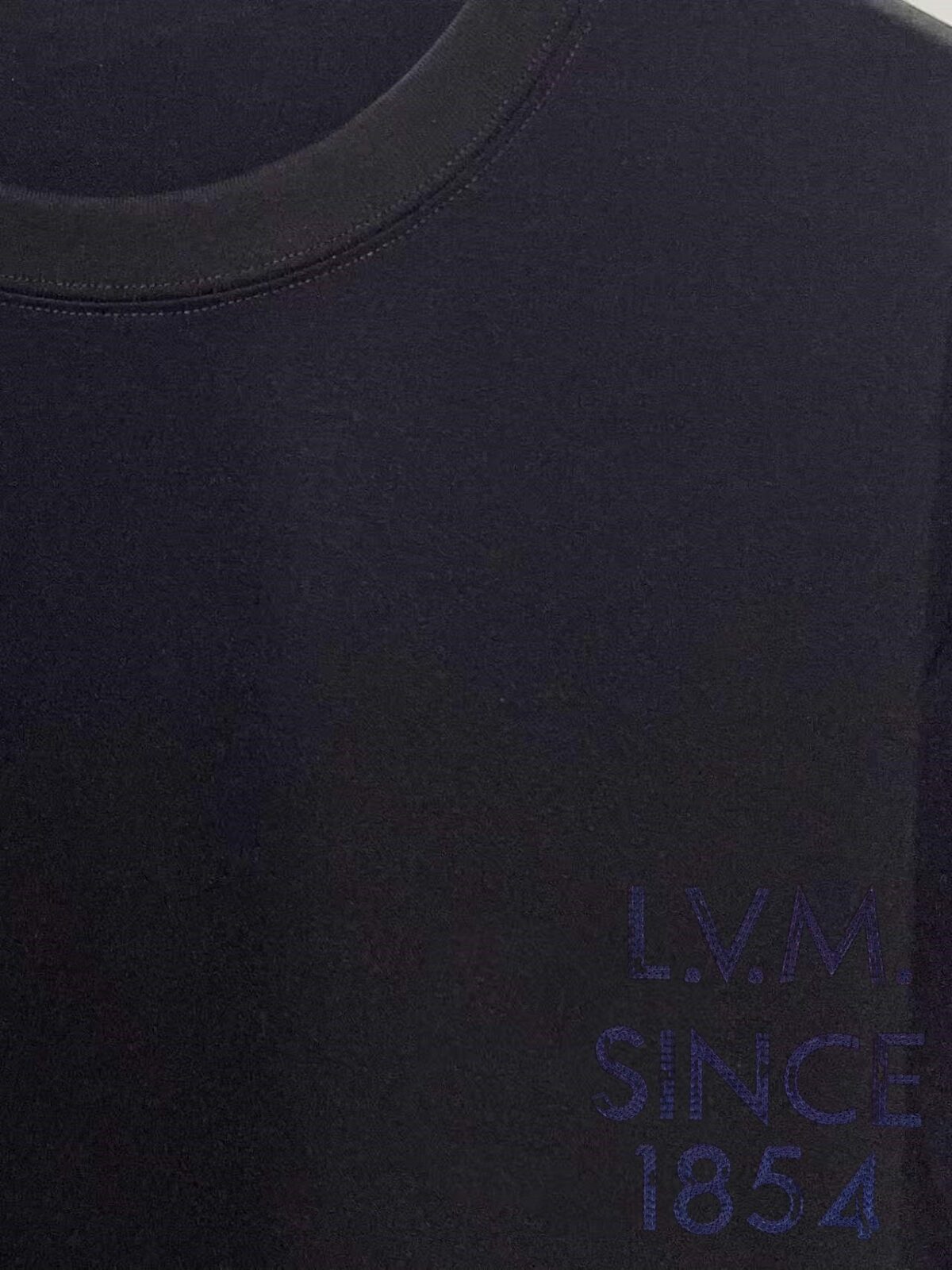 P78 Louis Vuitton*路易威登 经典款胸前字母logo绣花🔥短袖T恤✅精品顶级品质工艺‼三标齐全 ●320克纯棉 ●进口刺绣 ● 纯棉面料 ●定制1：1商标 ●略宽松版型 ●尺码：XS S M L XL