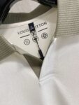 P110 LV 2026春夏新款原单男士翻领Polo衫短袖T恤 柜台同步发售 爆款 ✨简洁时尚百搭 高端品质 ✨胸前logo图案设计 定制丝光珠地棉面料 穿着舒适 透气 档次高很有质感 简单大方得体 时尚不失个性 上身休闲随性 帅气有型 彰显大牌气质。尺码：M-4XL
