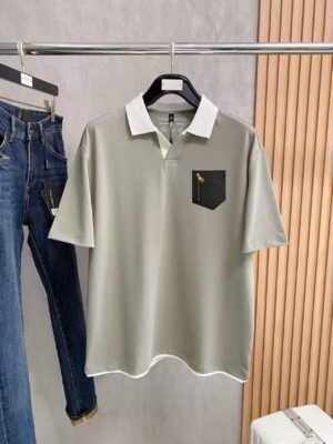 P110 LV 2026春夏新款原单男士翻领Polo衫短袖T恤 柜台同步发售 爆款 ✨简洁时尚百搭 高端品质 ✨胸前logo图案设计 定制丝光珠地棉面料 穿着舒适 透气 档次高很有质感 简单大方得体 时尚不失个性 上身休闲随性 帅气有型 彰显大牌气质。尺码：M-4XL