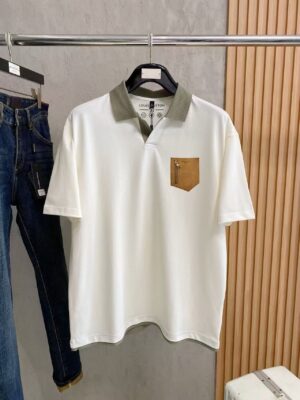 P110 LV 2026春夏新款原单男士翻领Polo衫短袖T恤 柜台同步发售 爆款 ✨简洁时尚百搭 高端品质 ✨胸前logo图案设计 定制丝光珠地棉面料 穿着舒适 透气 档次高很有质感 简单大方得体 时尚不失个性 上身休闲随性 帅气有型 彰显大牌气质。尺码：M-4XL