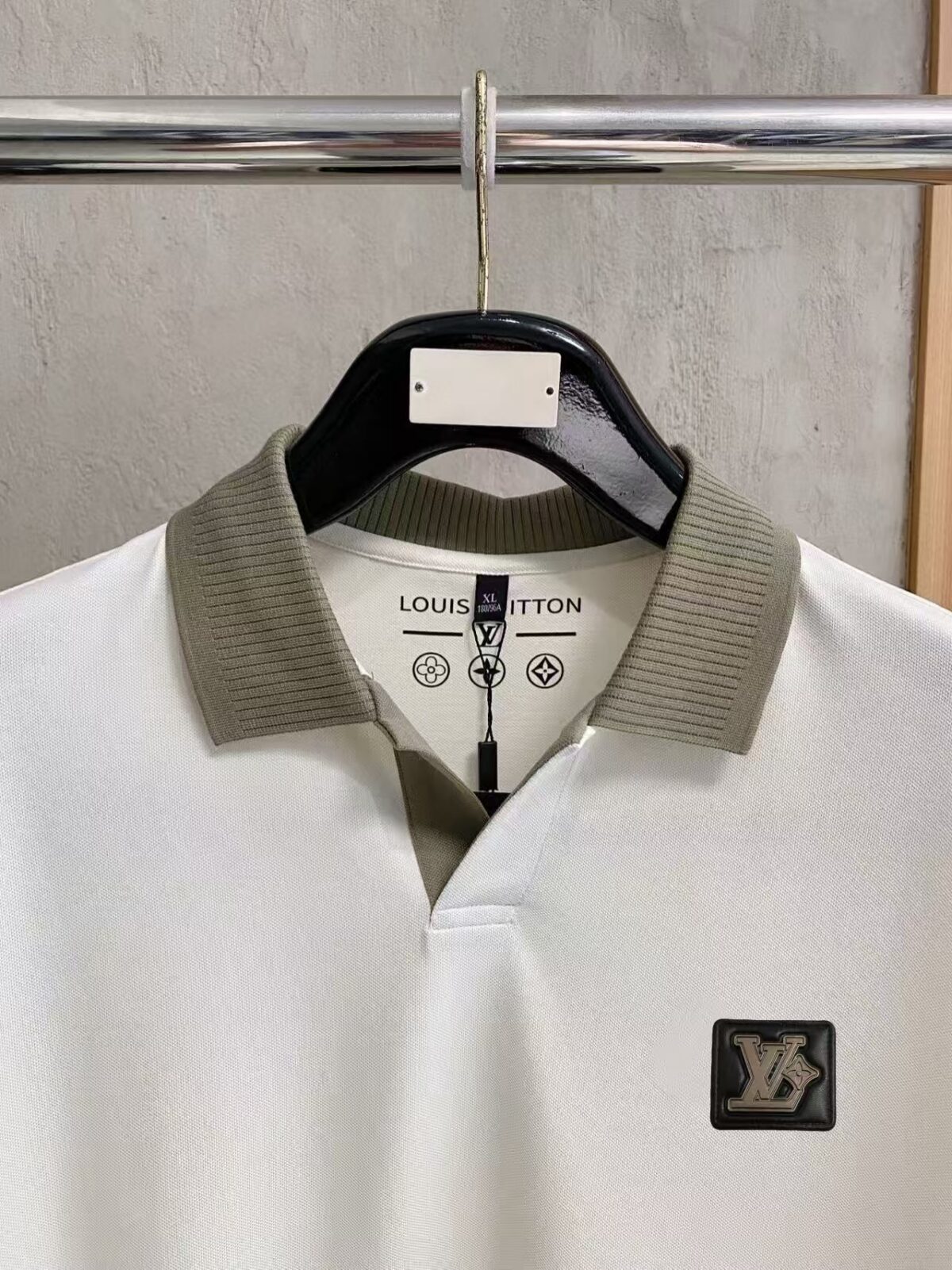 P110 LV 2026春夏新款原单男士翻领Polo衫短袖T恤 柜台同步发售 爆款 ✨简洁时尚百搭 高端品质 ✨胸前logo图案设计 定制丝光珠地棉面料 穿着舒适 透气 档次高很有质感 简单大方得体 时尚不失个性 上身休闲随性 帅气有型 彰显大牌气质。尺码：M-4XL