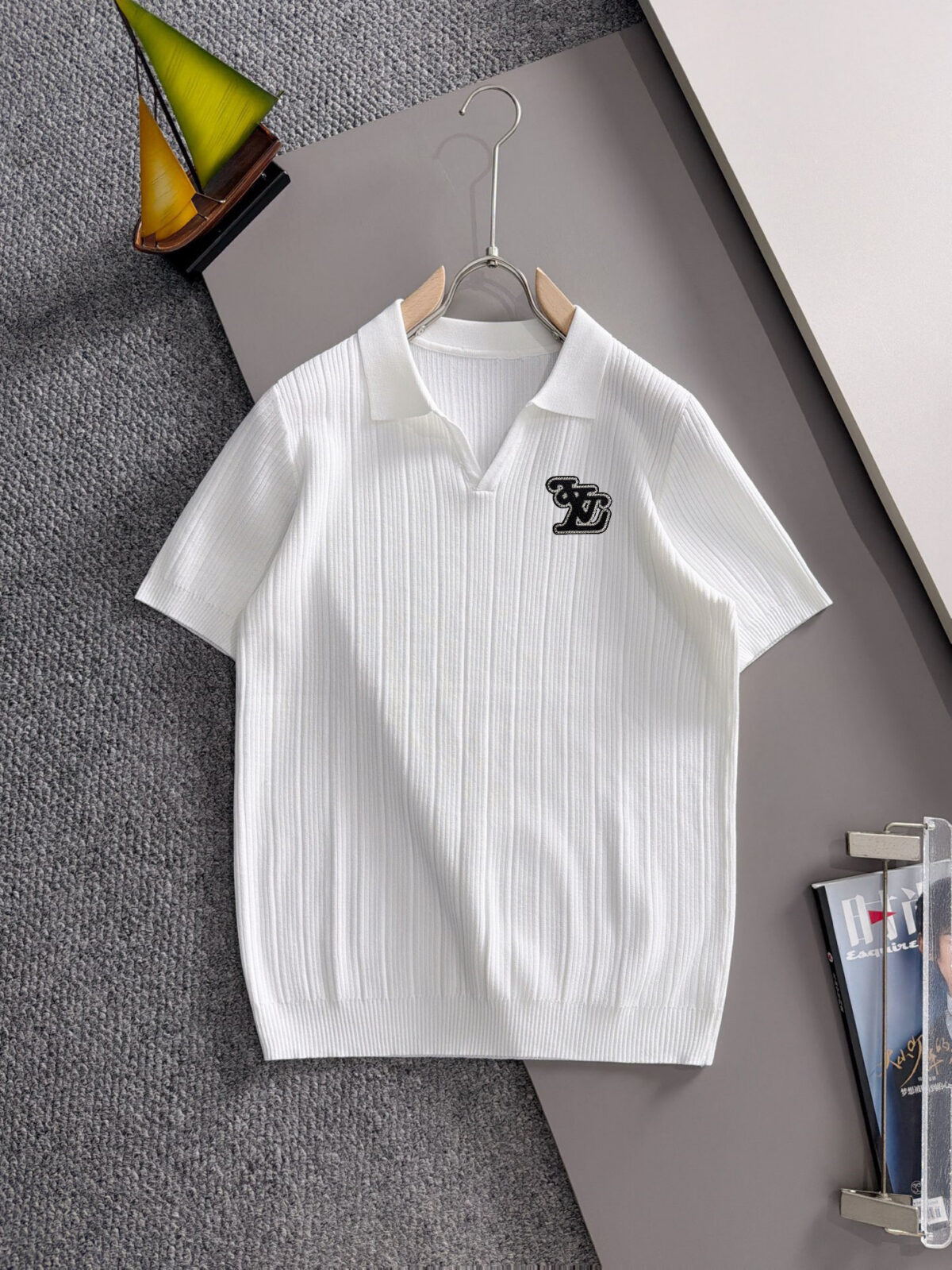 P150 LV高品质26ss新款男款针织短袖T恤衫精梳棉质纱线针织纺棉布面料制作，出入专柜毫无压力 独家控原材料 掂起来手感份量十足，上身也比普通T更加有质感，这种质地能应对天气自如，冷热皆宜！宽松版型设计。 尺码：M到3XL