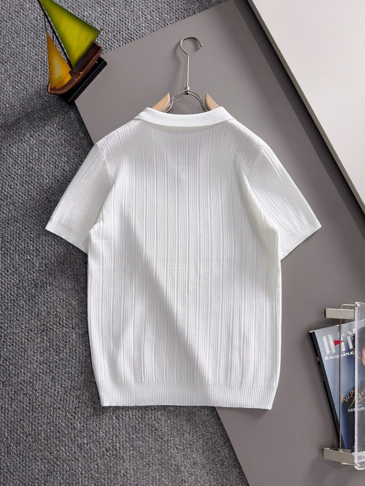 P150 LV高品质26ss新款男款针织短袖T恤衫精梳棉质纱线针织纺棉布面料制作，出入专柜毫无压力 独家控原材料 掂起来手感份量十足，上身也比普通T更加有质感，这种质地能应对天气自如，冷热皆宜！宽松版型设计。 尺码：M到3XL