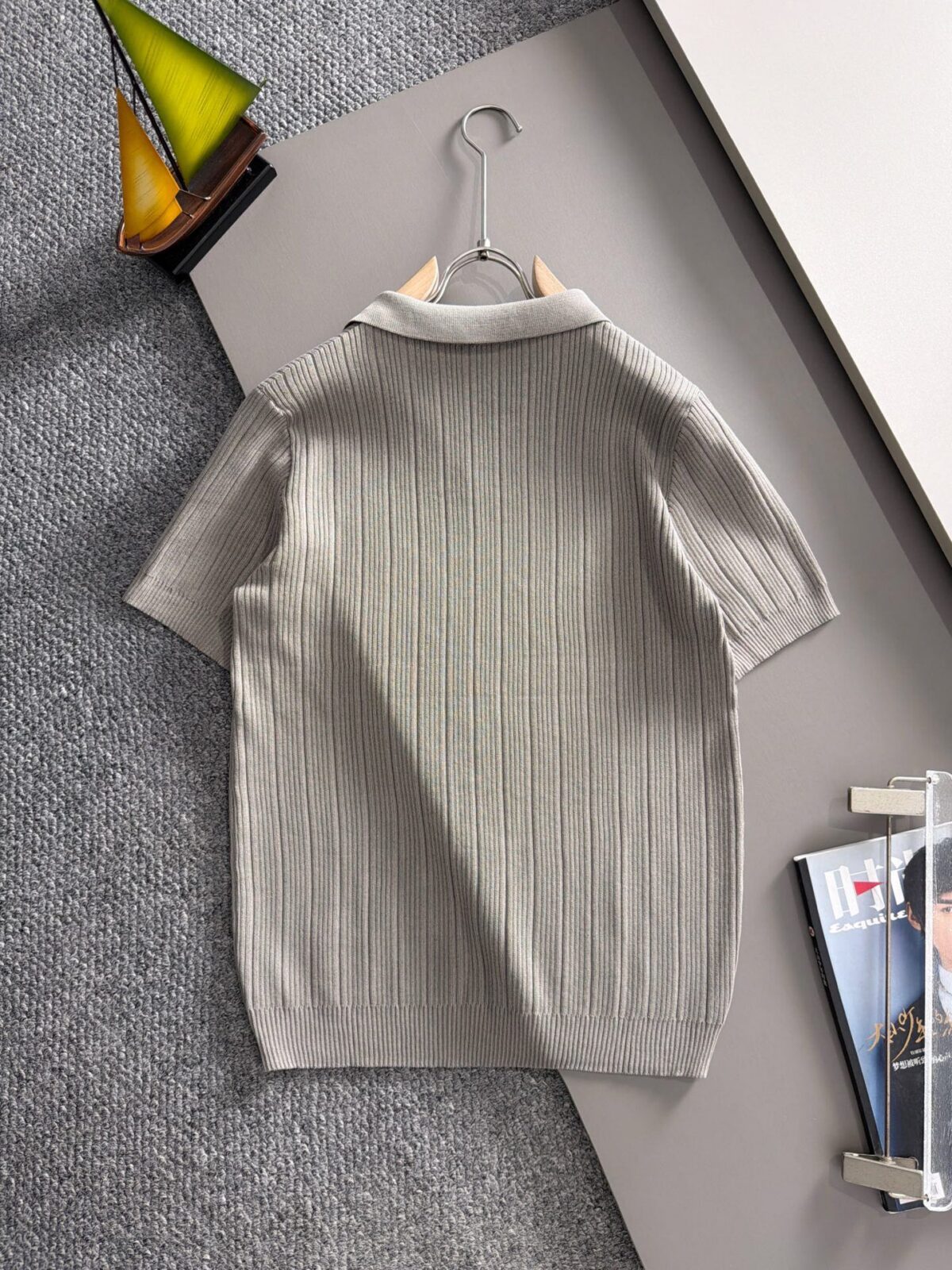 P150 LV高品质26ss新款男款针织短袖T恤衫精梳棉质纱线针织纺棉布面料制作，出入专柜毫无压力 独家控原材料 掂起来手感份量十足，上身也比普通T更加有质感，这种质地能应对天气自如，冷热皆宜！宽松版型设计。 尺码：M到3XL