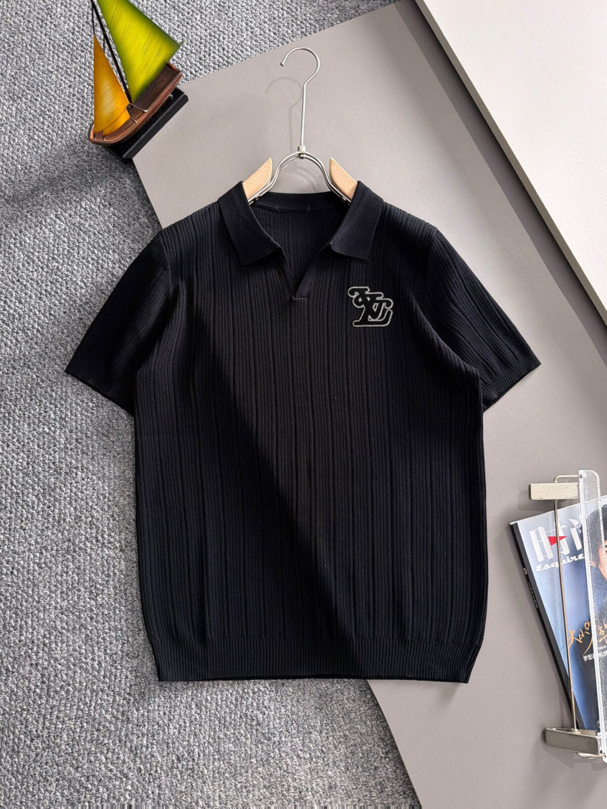 P150 LV高品质26ss新款男款针织短袖T恤衫精梳棉质纱线针织纺棉布面料制作，出入专柜毫无压力 独家控原材料 掂起来手感份量十足，上身也比普通T更加有质感，这种质地能应对天气自如，冷热皆宜！宽松版型设计。 尺码：M到3XL