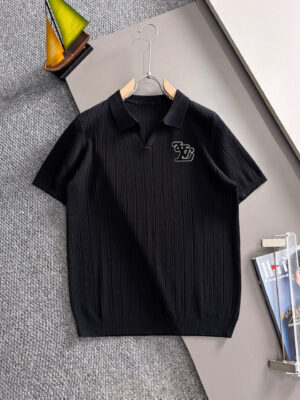 P150 LV高品质26ss新款男款针织短袖T恤衫精梳棉质纱线针织纺棉布面料制作，出入专柜毫无压力 独家控原材料 掂起来手感份量十足，上身也比普通T更加有质感，这种质地能应对天气自如，冷热皆宜！宽松版型设计。 尺码：M到3XL