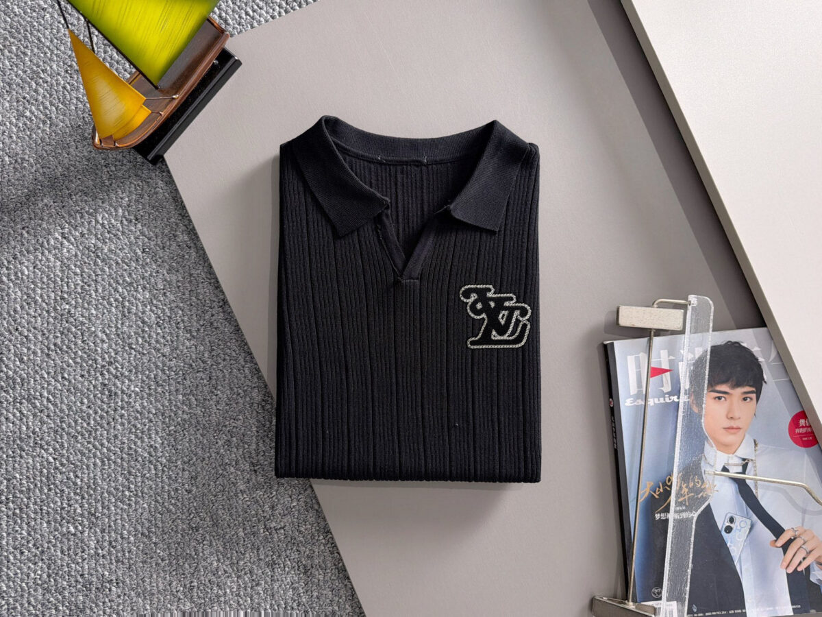 P150 LV高品质26ss新款男款针织短袖T恤衫精梳棉质纱线针织纺棉布面料制作，出入专柜毫无压力 独家控原材料 掂起来手感份量十足，上身也比普通T更加有质感，这种质地能应对天气自如，冷热皆宜！宽松版型设计。 尺码：M到3XL
