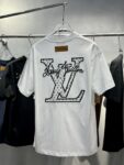 weigou_169652_4_a3e55f2da9 P95 高品质 LV 26ss新款刺绣工艺logo字母短袖 重工艺 面料- 采用320克双股精梳棉面料.索罗纳螺纹订织订染国标一级面料 辅料:官网原版三标logo 尺码: S - XXL 颜色:白色 黑色 咖啡色 藏蓝色