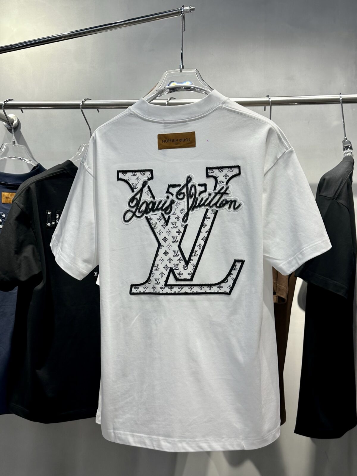 weigou_169652_4_a3e55f2da9 P95 高品质 LV 26ss新款刺绣工艺logo字母短袖 重工艺 面料- 采用320克双股精梳棉面料.索罗纳螺纹订织订染国标一级面料 辅料:官网原版三标logo 尺码: S - XXL 颜色:白色 黑色 咖啡色 藏蓝色