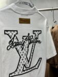 weigou_169652_5_0a2e916208 P95 高品质 LV 26ss新款刺绣工艺logo字母短袖 重工艺 面料- 采用320克双股精梳棉面料.索罗纳螺纹订织订染国标一级面料 辅料:官网原版三标logo 尺码: S - XXL 颜色:白色 黑色 咖啡色 藏蓝色