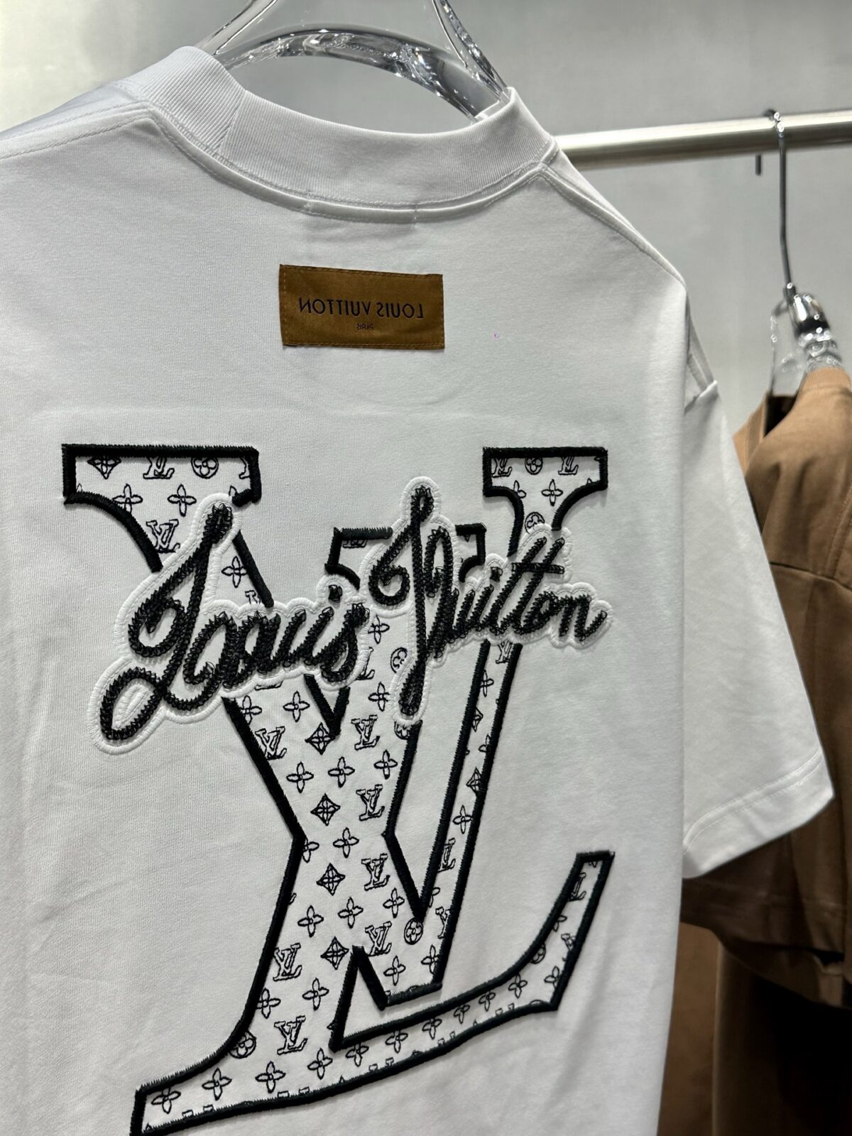 weigou_169652_5_0a2e916208 P95 高品质 LV 26ss新款刺绣工艺logo字母短袖 重工艺 面料- 采用320克双股精梳棉面料.索罗纳螺纹订织订染国标一级面料 辅料:官网原版三标logo 尺码: S - XXL 颜色:白色 黑色 咖啡色 藏蓝色