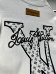 weigou_169652_6_1b1b265c69 P95 高品质 LV 26ss新款刺绣工艺logo字母短袖 重工艺 面料- 采用320克双股精梳棉面料.索罗纳螺纹订织订染国标一级面料 辅料:官网原版三标logo 尺码: S - XXL 颜色:白色 黑色 咖啡色 藏蓝色