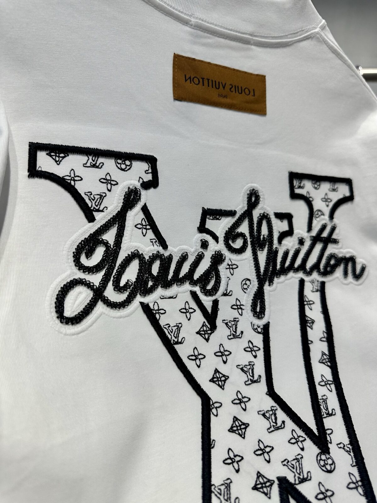 weigou_169652_6_1b1b265c69 P95 高品质 LV 26ss新款刺绣工艺logo字母短袖 重工艺 面料- 采用320克双股精梳棉面料.索罗纳螺纹订织订染国标一级面料 辅料:官网原版三标logo 尺码: S - XXL 颜色:白色 黑色 咖啡色 藏蓝色