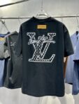 P95 高品质 LV 26ss新款刺绣工艺logo字母短袖 重工艺 面料- 采用320克双股精梳棉面料.索罗纳螺纹订织订染国标一级面料 辅料：官网原版三标logo 尺码： S - XXL 颜色：白色 黑色 咖啡色 藏蓝色