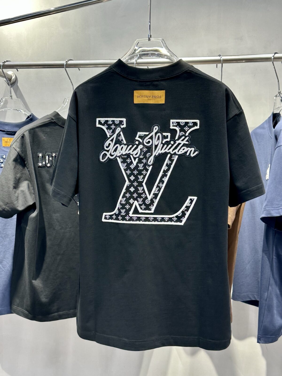 P95 高品质 LV 26ss新款刺绣工艺logo字母短袖 重工艺 面料- 采用320克双股精梳棉面料.索罗纳螺纹订织订染国标一级面料 辅料：官网原版三标logo 尺码： S - XXL 颜色：白色 黑色 咖啡色 藏蓝色