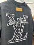 P95 高品质 LV 26ss新款刺绣工艺logo字母短袖 重工艺 面料- 采用320克双股精梳棉面料.索罗纳螺纹订织订染国标一级面料 辅料：官网原版三标logo 尺码： S - XXL 颜色：白色 黑色 咖啡色 藏蓝色